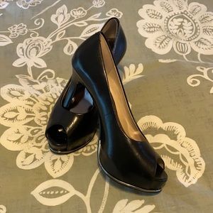 9 West Black Leather Platform Pump. Like New sz 5